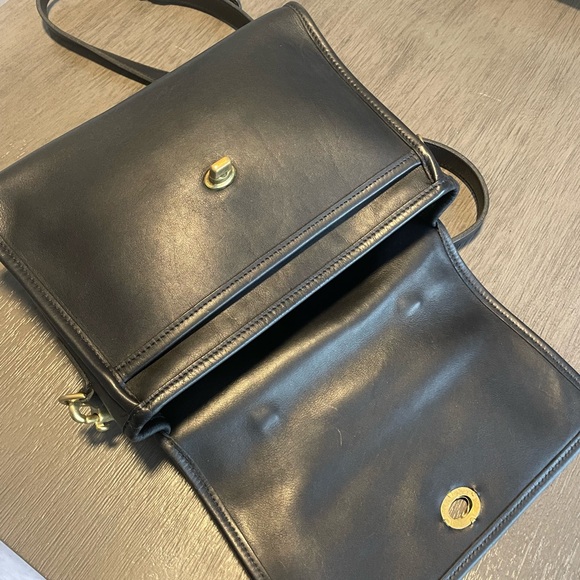 Vintage Coach Court 9870 Crossbody Bag - Picture 4 of 10